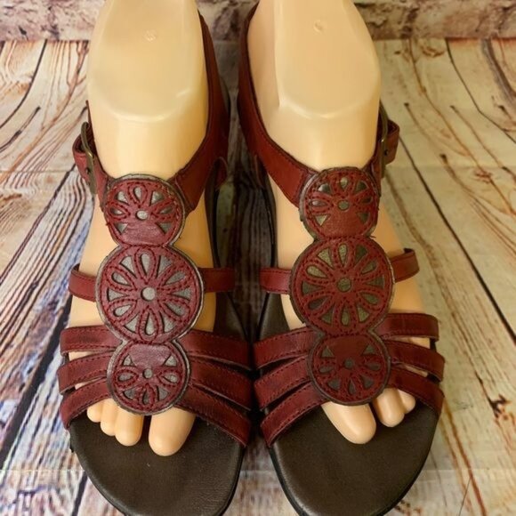Clarks Red Leather Cutout Medallion Wedge Sandals Bucle Ankle Strap Sz 8 - Picture 3 of 11